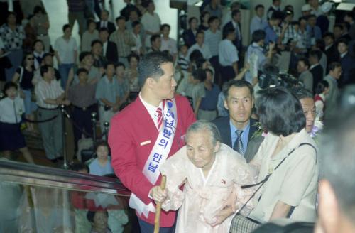 남북이산가족 북측 공항 환송식 이미지