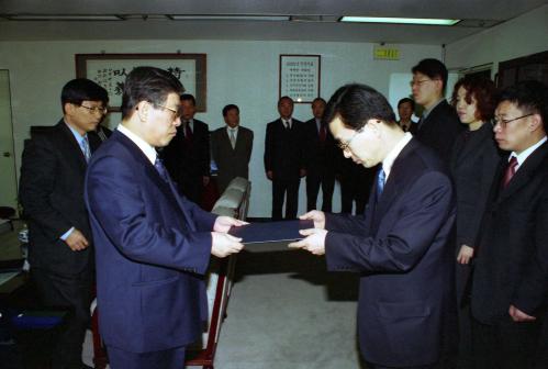 오홍근 국정홍보처장 제2건국운동추진 유공자 포상(강호천 대통령상 수상, 신창수 국무총리상 수상) 이미지