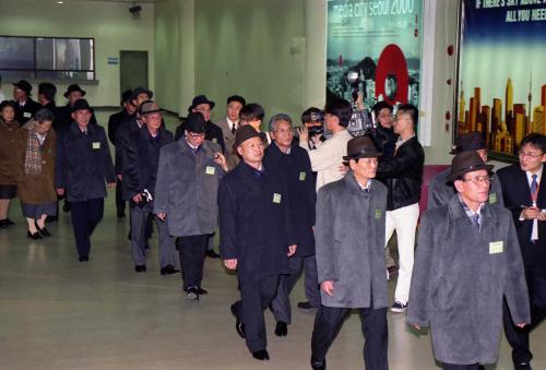 제2차 남북이산가족 북측방문단 공항도착 이미지