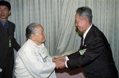 제2차 남북이산가족 정재갑씨 모친 개별상봉 이미지