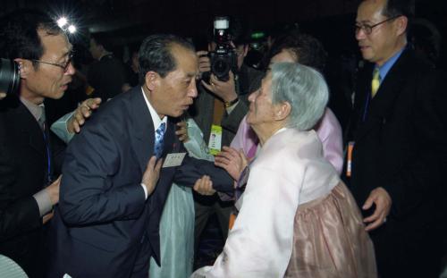 제3차 남북이산가족 단체상봉, 주변 스케치 이미지
