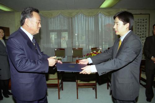 이택석 국무총리 비서실장 이용호 국장, 신종은 부이사관 임명장 수여식 이미지