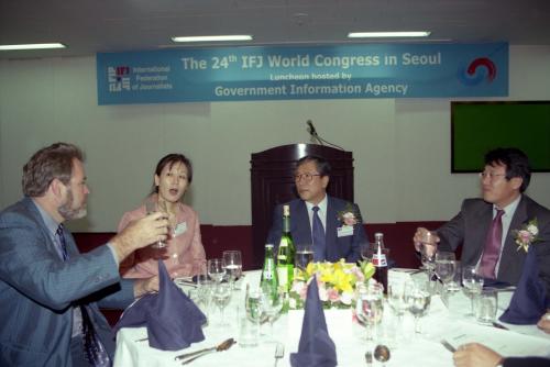오홍근 국정홍보처장 국제기자연맹(IFJ) 총회 오찬 참석 이미지