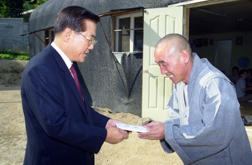 박준영 국정홍보처장 추석 불우이웃돕기 단체 방문 이미지
