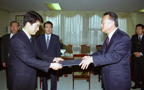 이택석 국무총리 비서실장 길홍근 부이사관 임명장 수여식 이미지
