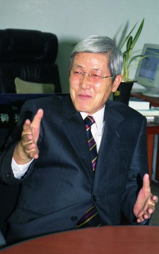 인권위원회 위원장 인물 스케치 이미지