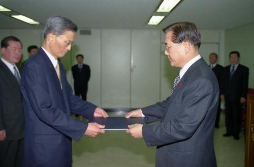 박준영 국정홍보처장 2001년 종무식 이미지