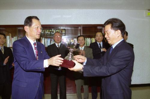 신중식 국정홍보처장 '2001 코리아' 이탈리아 살레르노 국제영화제 관광부문 최우수상 트로피 수여식 이미지
