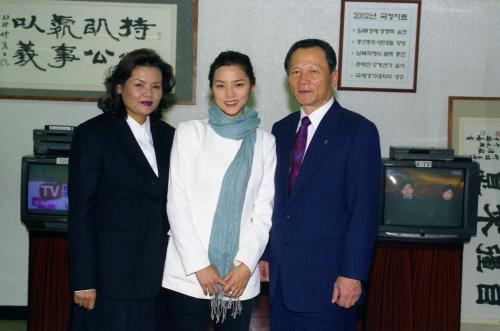 신중식 국정홍보처장 2001 미스코리아 접견 이미지