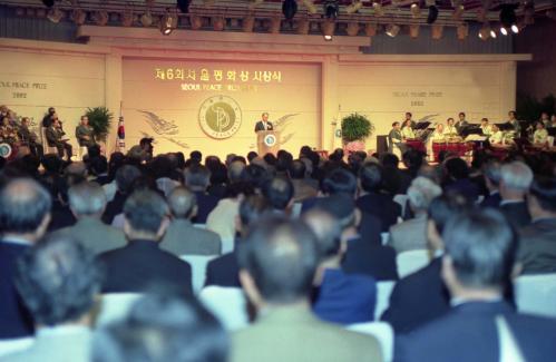 신중식 국정홍보처장 서울평화상 시상식 전 국회의장 접견 이미지