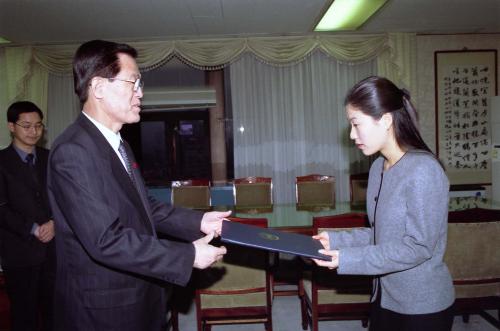 정강정 국무총리 비서실장 김윤 여비서 임명장 수여식 이미지