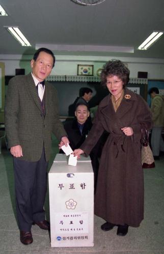 신중식 국정홍보처장 제16대 대통령 선거 투표 이미지