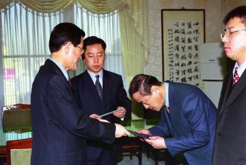 정강정 국무총리 비서실장 2002년도 업무유공자 포상 이미지