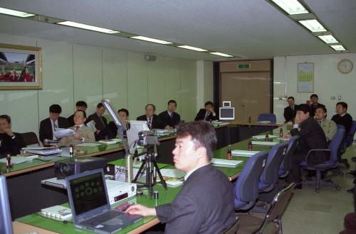 신중식 국정홍보처장 2화면 모니터 시사회 참석 이미지