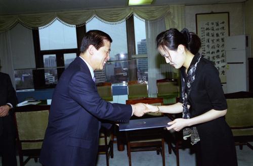 탁병오 국무총리 비서실장 박은신 여직원 임명장 수여식 이미지