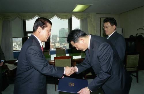 탁병오 국무총리 비서실장 김석민 민원국장, 노병인 의전비서관 임명장 수여식 이미지