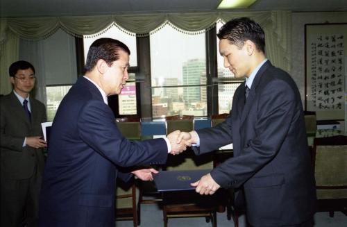 탁병오 국무총리 비서실장 민성호 사무관, 김보람 여직원 임명장 수여식 이미지