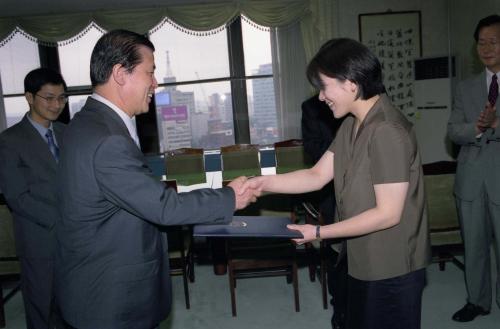탁병오 국무총리 비서실장 김유진 통역사 임명장 수여식 이미지
