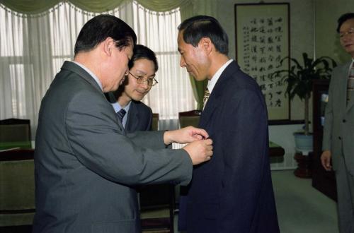 탁병오 국무총리 비서실장 정준모 모범공무원 포상 이미지