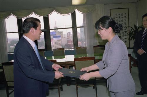 탁병오 국무총리 비서실장 조자현 여직원 임명장 수여식 이미지