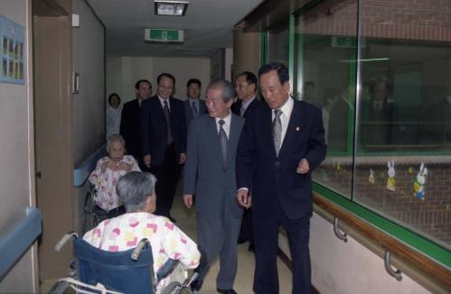 조영동 국정홍보처장 중계 노인복지회관 방문 이미지