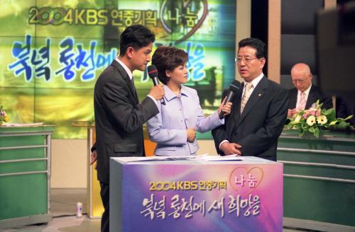 정순균 국정홍보처장 용천 폭발사고 구호성금 전달 이미지