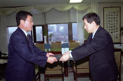 김대곤 국무총리 비서실장 정충구 과장 임명장 수여식 이미지