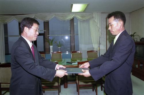 김대곤 국무총리 비서실장 황인호 5급 상당 임명장 수여식 이미지