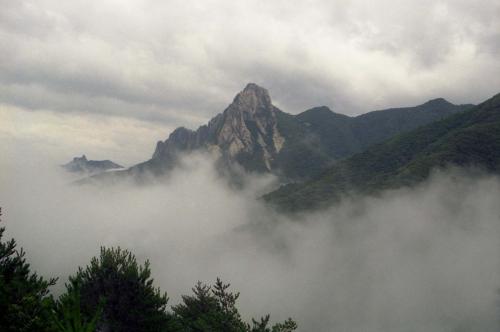 산과 구름 이미지