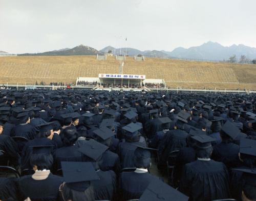 신현확 국무총리 1980년 서울대학교 졸업식 참석 이미지