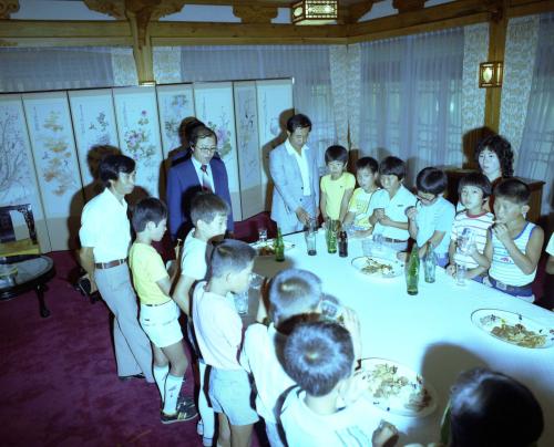 대통령권한대행 박충훈 국무총리 부인 국민학교 학생 접견 이미지