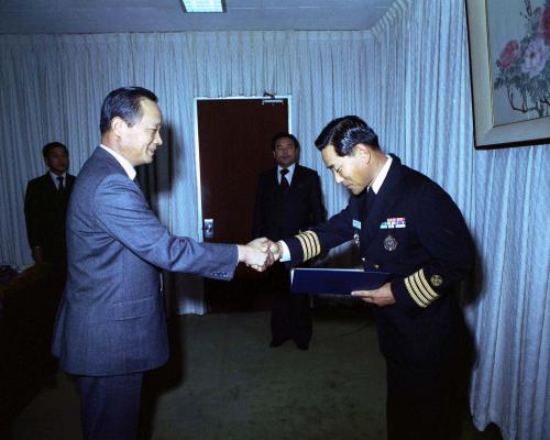 이광표 문화공보부 장관 신안해저유물작업 유공자 해군대령 김순호 표창장 수여식 이미지