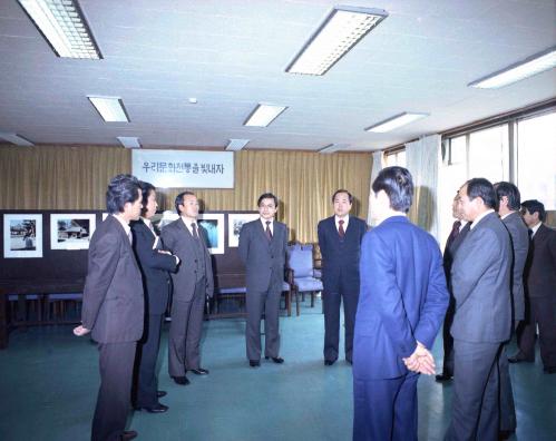 김은호 문화공보부 차관 사진과 촬영대회 전시회 관람 이미지