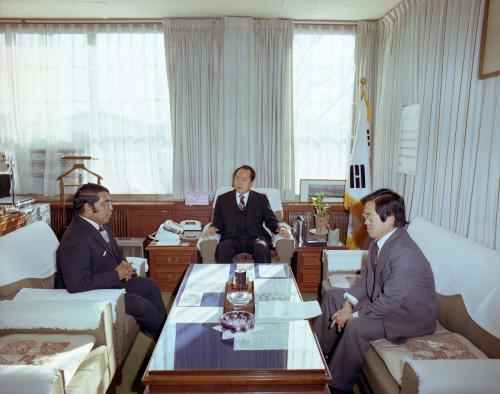 김은호 문화공보부 차관 인도 시인 접견 이미지