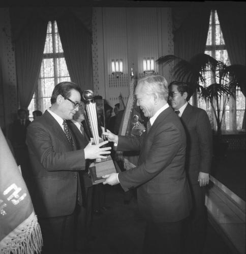 신현확 국무총리 1979년 식량증산 유공자 표창 이미지