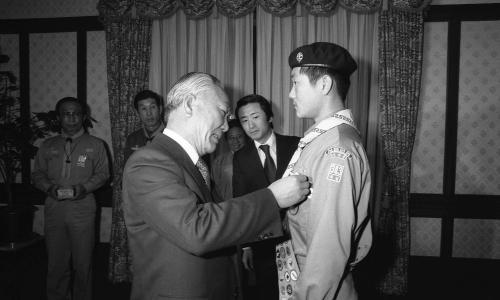 신현확 국무총리 우수 보이스카웃 대원 표창 이미지