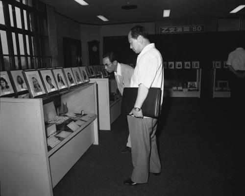 1980년 미스유니버스 대표 서울 시장에게 기념품 전달 전시회 이미지