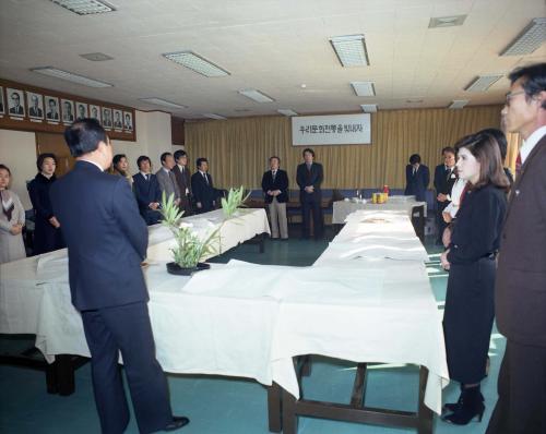 김은호 문화공보부 차관 재미동포 위문단 출국신고 받음 이미지