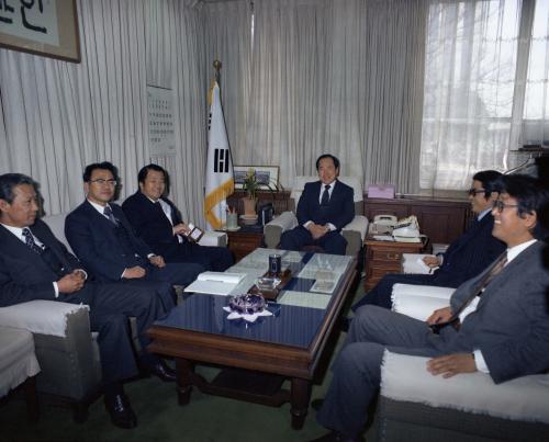 김은호 문화공보부 차관 일본 언론인 접견 이미지