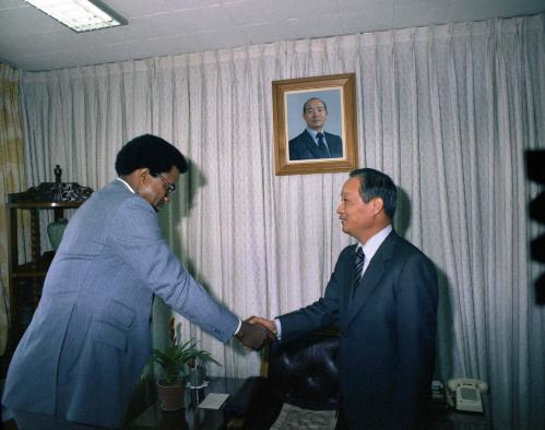 이광표 문화공보부 장관 캘리포니아주 대학총장 접견 이미지