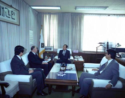 김은호 문화공보부 차관 미국 언론인 접견 이미지
