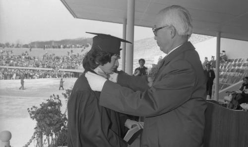 남덕우 국무총리 1981년 서울대 졸업식 참석 이미지