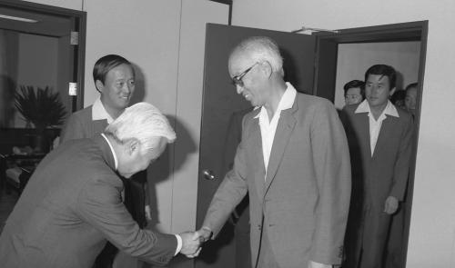 남덕우 국무총리 중소기업진흥공단 시찰 이미지