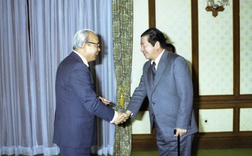 유창순 국무총리서리 김상협 고려대학교 총장 접견 이미지