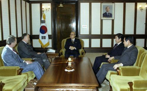 유창순 국무총리서리 미국 상원의원 접견 이미지