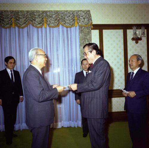 유창순 국무총리 김용식 적십자사 총재 접견 이미지