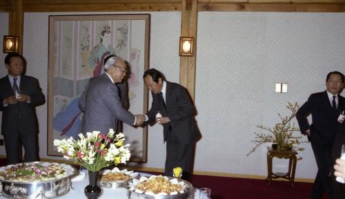 유창순 국무총리 신문사 사장단과 만찬 이미지