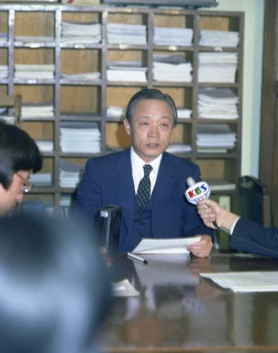 정부대변인 이광표 문화공보부 장관 전두환 대통령을 위해 사건 관련 발표 이미지