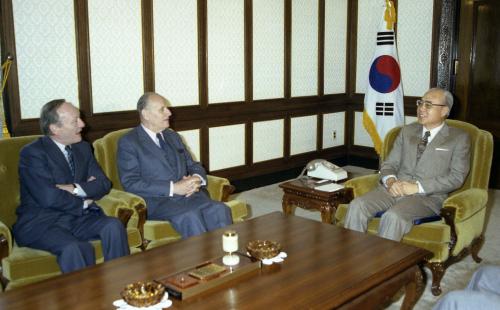 유창순 국무총리 프랑스 우주항공사장 접견 이미지