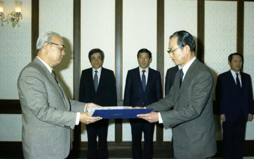 유창순 국무총리 한국전력사장, 주택은행장 임명장 수여식 이미지
